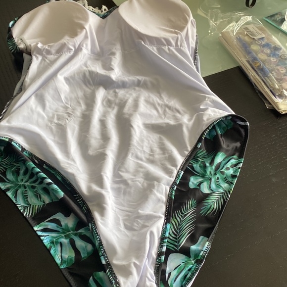 Women's Blooming Jelly One Piece Lace V Neck Swimsuit Large NWOT - Picture 6 of 6